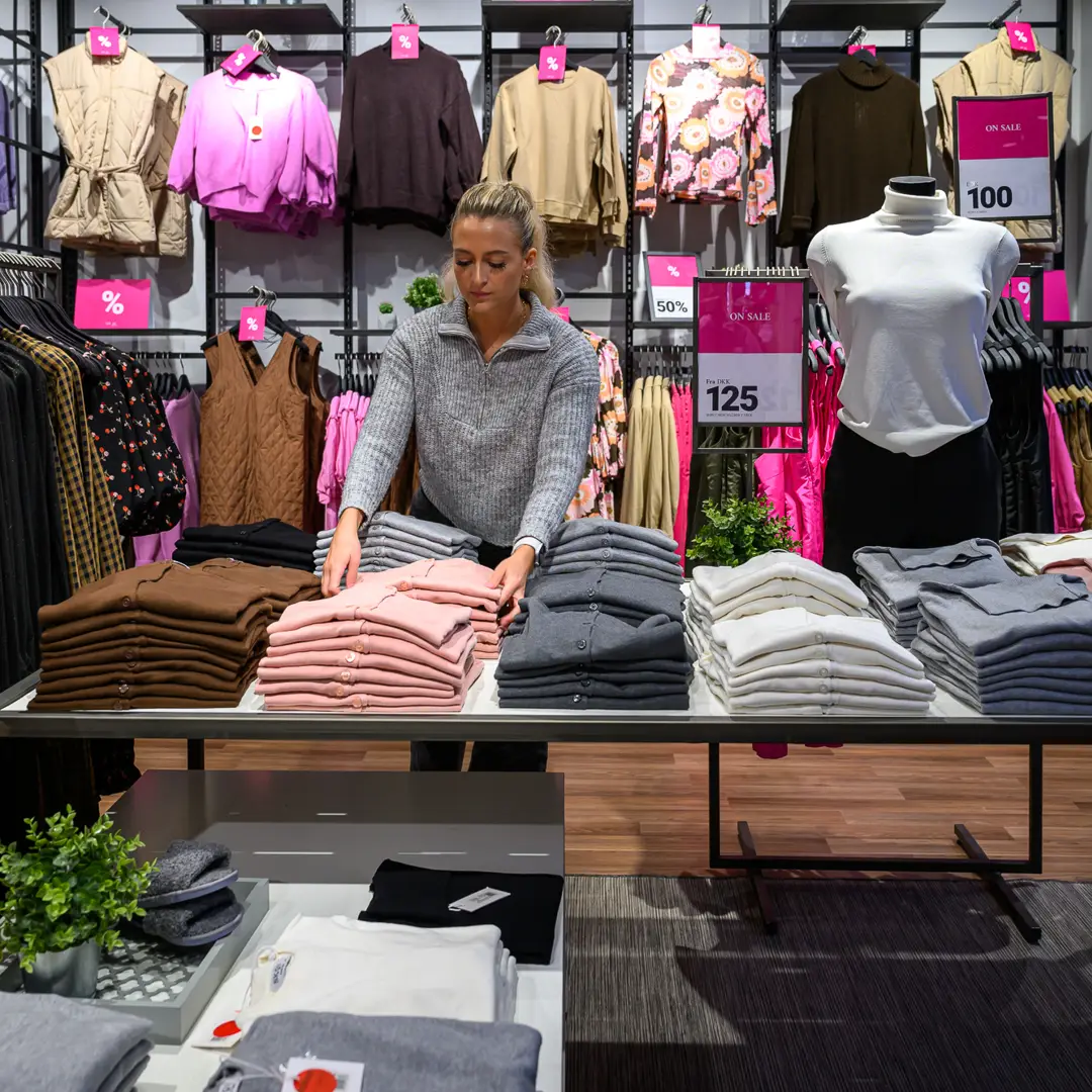 Striktrøjer, bluser og t-shirts fra Unique Femme i Copenhagen Designer Outlet